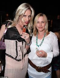 Alexis arquette, the transgender actress born robert arquette, passed away at the age of 47 yesterday.the news was confirmed by the actress' siblings, patricia arquette, david arquette, rosanna arquette and richmond arquette.no cause of death has been given at this time. Patricia Arquette Finishes Memoir That Details Losing Her Hiv Positive And Transgender Sister Alexis Daily Mail Online