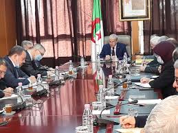 ولد الأستاذ عفيف في بيروت سنة 1923. 2epmjehj0tbpm