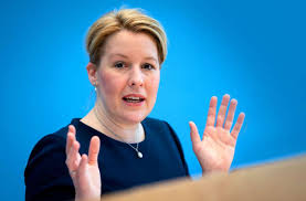 „das gefährdet das ansehen ihres amtes, heißt es von kritikern. Ministerin Franziska Giffey Zieht Konsequenzen Rucktritt Einer Hoffnungstragerin Politik Stuttgarter Zeitung