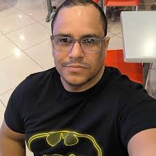 Soy de esos que van al cine solo. De los que se sientan en un restaurante  solos sin importar lo que otros puedan pensar. Es algo que incluyo en mi  presupuesto y