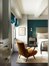 Chambre Bleu Canard Blanc Et Gris Avec Fauteuil Ocre Moutarde Et Stores Bateaux Chambre Bleu Chambre Bleu Canard Deco Chambre Bleu