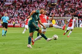 Schranz (slavia praha) is penalised for a foul on josué (legia). R7aeo7ecqlytzm