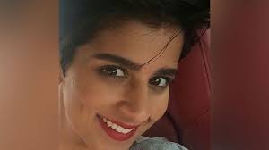 أطلت الفنانة الكويتية نورة العميري بنيولوك جديد عبر مقطع فيديو نشرته عبر حسابها الرسمي على سناب شات ، الأمر الذي عرضها لكثير من الانتقادات والسخرية. Ù†ÙˆØ±Ø© Ø§Ù„Ø¹Ù…ÙŠØ±ÙŠ ØªÙ‡Ø§Ø¬Ù… Ù…Ù†ØªÙ‚Ø¯ÙŠÙ‡Ø§ Ù„Ø¯ÙŠ 12 Ù…Ø±Ø³ÙŠØ¯Ø³