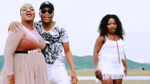 Share jerusalem hit maker master kg joins forces with khoisan maxy from botswana and makhadzi the queen behind the matorokisi fame. Master Kg Tshinada Feat Khoisan Maxy And Makhadzi Officialcalculation Youtube