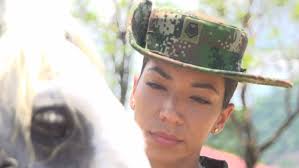 Jinetes militares cuidando los llanos Suenan los cascos en la llanura y al  galope van 13 jinetes que desafían los fuertes rayos del sol, sus caballos  relinchan por el fragor de la