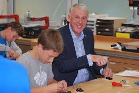 Die vr bank lausitz eg ist seit über 150 jahren fest in der region verwurzelt. Vorstandsvorsitzender Der Vr Bank Carsten Clemens Druckt Unsere Werkbank Mittelschule Landau An Der Isar