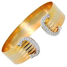 Cartier Trinity Gold Diamond Cuff 1stdibs Com Bracelets Gold Diamond Textured Bracelet Diamond