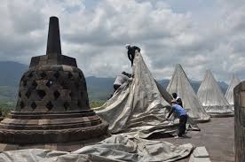 Historians believe that borobudur was constructed in the 9th century, and evidence suggests that it was later abandoned when islam was introduced to java, pushing other other religions out. Antisipasi Abu Merapi Stupa Candi Borobudur Ditutup Terpal Krjogja