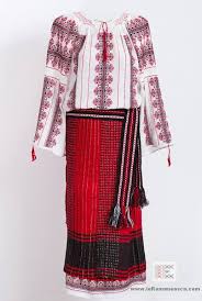 Ansamblul costumului bărbătesc comparativ cu cel femeiesc conţine mai puţine variante tipologice şi este decorat mai redus. Ie Romaneasca Costum Popular Din Muntenia Prahova Facebook