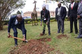 Dr mukhisa kituyi on sunday formally announced his bid for the presidency in next year's general election. Kicc Kenya V Twitter Unctad Sg Dr Mukhisa Kituyi Plants A Tree At The Kicc Global Forest Nanagecaga Smochorwa Https T Co Upxe9rm8ut Twitter