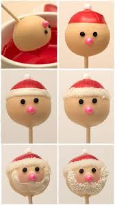 These christmas cake pops will easily be the star of all your holiday desserts (and they might become your favorite cake pop recipe, too!). Santa Christmas Cake Pops Kerst Cupcakes Kerst Desserts Kerst Traktaties
