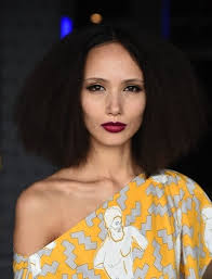 Moda stabilisce le proprie regole, ma sta cambiando rapidamente. Tendenze Capelli 2016 Corti O Lunghi Purche Siano Ricci