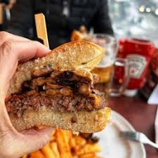 RED ROBIN GOURMET BURGERS AND BREWS