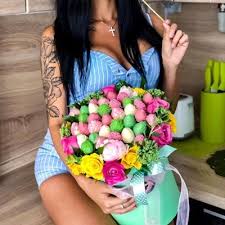 Show them how much you care with this wonderful and delicious candy gifts delivery. Chocolate Covered Strawberries Arsivleri Send Flowers To Russia Flower Delivery Russia Flower Delivery Moscow Russian Flowers