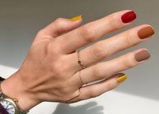 Descubre los mejores diseños de uñas para niñas y aprende a realizarlos paso a paso con videos e imagenes que vas a encontrar en esta guía completa para madres y padres que quieran realizar una decoración de uñas infantil para sus hijos. Tres Formas De Lucir Cristales Y Brillos En Las Unas Aptas Para El Dia A Dia Y Que No Parecen Sacadas De Un Videoclip De Rosalia