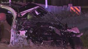 San antonio police said that the estimated damage to the power and commun. Sapd Car Crash On I 35 Traps Driver Upside Down In Vehicle Kens5 Com