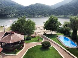 Continuând călătoria contra curentului dunarea se lărgește în bazinetul dubova, pe malul căruia se găsește și. Cazare Si Ce Poti Face La Cazanele Dunarii La SÄƒndulache