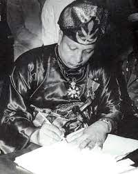 Dengan berlangsungnya upacara pertabalan dymm sultan abu bakar ini maka bermulalah satu era baru dalam sejarah pemerintahan negeri pahang apabila dalam masa pemerintahan bagindalah negeri pahang semakin maju dan berkembang pesat. Sultan Abu Bakar Riayatuddin Al Mu Azzam Shah Sultan Abdullah Al Mu Tasim Billah Shah Sultan Pahang Royal Family Royal Pahang