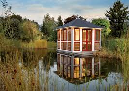 Grosszugig Edel Und Unglaublich Individuell Fast Schon Wie Ein Personliches Schloss Im Garten Prasentiert Sich Der Garten Pavillon Gartenhaus Gartenhaus Holz