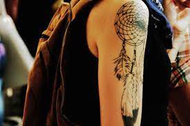 20 photos de tatouage arbre de vie pour hommes & femmes. Idee Tatoo Femme Amerindien Epaule Avec Belles Plumes Bicolores Tatouage Femme