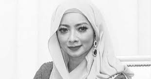 Hanya dengan sekali lafaz, tengku shahreza tengku abdul aziz, 38 dan maya kini sah bergelar suami isteri pada majlis pernikahan mereka yang berlangsung di masjid darul ehsan, ampang, selepas asar, hari ini (jumaat). Maya Yang Popular Dengan Lagu Matahari Meninggal Akibat Kanser Tisu Pa Ma