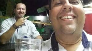 Selfie no quintal de casa onde avião caiu repercute na web