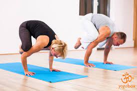 Yoga bakasana asento ardha matsyendru0101sana, fitness silhouette figures, monochrome, man silhouette png. Bakasana Schweben Wie Die Krahe Yogabox Blog