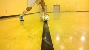 Dalam futsal, halfway line lebih banyak fungsinya dibanding dalam sepak bola, selain hanya sebagai. Peraturan Futsal Bedah Tuntas Peraturan Kick In Futsal Yang Sering Dilupakan Bolalob Com