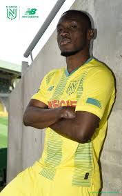 Depuis sa création, le fc nantes a régulièrement su faire évoluer son logo, l'emblème de la maison jaune. Maillot Foot 2010 On Twitter Le Nouveau Maillot Domicile New Balance Du Fc Nantes Qui A Un Nouveau Logo Pour La Saison 2019 2020