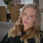 Cindy Hoog's Instagram, Twitter & Facebook