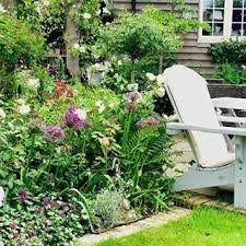 L Immagine Puo Contenere Persone Sedute Pianta Albero Fiore Spazio All Aperto E Natura Outdoor Garden Garden Plants