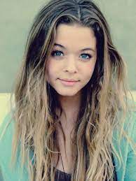 Sasha says they'll always have a special relationship. there's a new villain, we can't tell you a lot about this villain but it's much more serious and — sasha pieterse. Sasha Pieterse Alison Dilaurentis Tumblr Cabelo Cabelo Azul Cabelo Longo