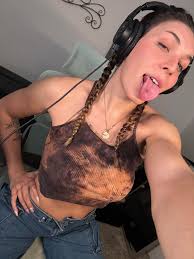 Hey ladies! Come try some fun fitness things with us 💖