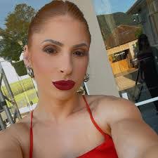 Roberta Flores's Instagram, Twitter & Facebook