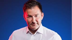 Seit 2006 lebt er mit seiner familie in schenkon. Srf Sascha Ruefer Ist Der Fussball Wm Vielflieger Medien