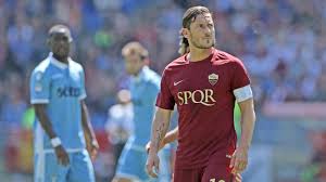 E' la notte che precede il suo addio al calcio e francesco totti ripercorre tutta la sua vita, come se la vedesse proiettata su uno schermo insieme agli spettatori. Francesco Totti In Ihn War Ich Zum Ersten Mal Verliebt Zeit Online