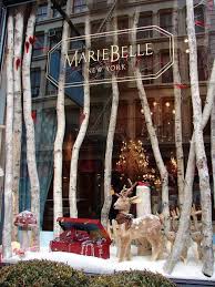 Les grands magasins s'illuminent et peuplent leurs vitrines de marionnettes facétieuses ou poétiques dans un décor de fête. Ob 9730e9 Vitrine Decoration Noel Arbre Jpg 480 640 Decoration Vitrine Noel Decoration Vitrine Vitrine Noel