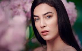 Seven Reasons Why Flash Portraits Are Better Than Natural Light