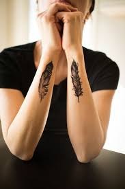La Plume Tatouage Zoom Sur Sa Signification Modeles Et Bien Plus Encore