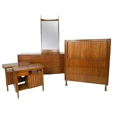 Mid century modern broyhill bedroom suite 5 pc emphasis. John Widdicomb Bedroom Suite With Dressers And Nightstands Mid Century Modern Bedroom Furniture Mid Century Modern Bedroom Sets Modern Bedroom Set