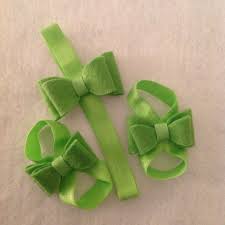 Juego De Cintillo Y Sandalias Pies Descalzos Con Detalle De Lazo En Verde Manzana Hecho En Fieltro Ve Handmade Baby Shoes Barefoot Sandals Baby Diy Headband