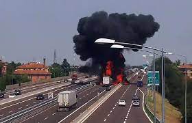 Grave incidente stradale sabato pomeriggio, poco dopo le 16, in viale bologna. Andrea Anzolin L Autista Morto Nell Incidente Di Bologna Sulla A14 A Borgo Panigale