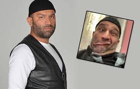 Fanatik fenerbahçeli olan ve 2018 yılında 4 yıldır birlikte olduğu sevgilisi özge turna ile dünya evine giren şevket çoruh, aslen artvinli'dir. Sevket Coruh Tan 500 Bolum Paylasimi