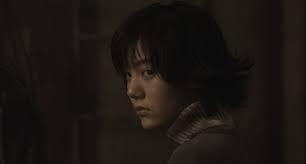 Returner (2002) Te das cuenta de que algo anda mal cuando Millie le toca el  abrigo a Miyamoto al principio de la peli, porque tiene el pelo peinadito.  (Explicación en los comentarios) :