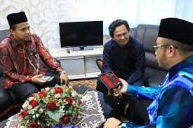 Mohd asri zainul abidin (lahir 1 januari 1971 ) ialah seorang profesor madya fakulti pengajian islam di universiti sains malaysia , bekas mufti perlis dan dilantik semula sebagai mufti perlis pada tahun 2015 menggantikan dato dr juanda jaya yang telah tamat kontrak. Perlis Mufti Hands Over Mysterious Jenglot To Unimap For Study