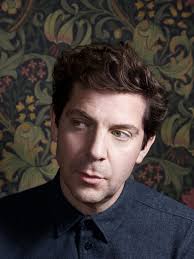 Er kan niet veel meer bij in het huis van Ramsey Nasr, maar voor een prille  liefde is nog nét plek