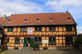 Wer keinen oder nur sehr kleinen hunger hat setzt sich entspannt in den rheingarten, der seit sommer 2020 geöffnet hat und direkt daneben liegt. Datei Eltville Weinstube Gelbes Haus Burgstrasse 3 01 Jpg Wikipedia