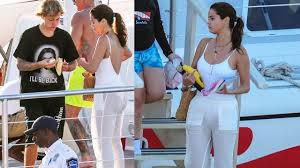 Justin bieber and selena gomez packed on the pda in jamaica on monday during his dad's wedding celebrations. Justin Bieber And Selena Gomez Love On A Boat In Jamaica 2018 100 Jokes