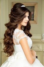 Langhaarfrisuren sehen oft kraftlos aus. Hochzeitsfrisur Locken Halb Offen Grosse Bildergalerie Hochzeitsfrisuren Brautfrisur Hochzeitsfrisur Locken