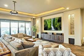 Beamer An Der Decke Und Leinwand Uber Der Kommode Wohnzimmergestaltung Geraumiges Wohnzimmer Heimkino